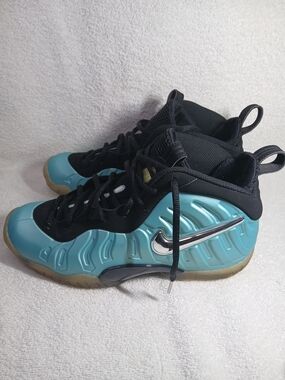 Nike Youth' Size 7/ Womens Size 8.5 Foamposite Pro Mid-Top Basketball Shoes